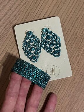 NWT Teal Sparkly Earrings & Bracelet Set